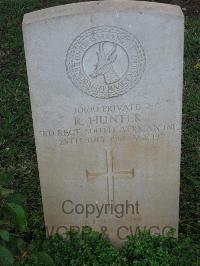 Dar Es Salaam War Cemetery - Hunter, Robert